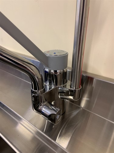 Förspolning med svängbar pip